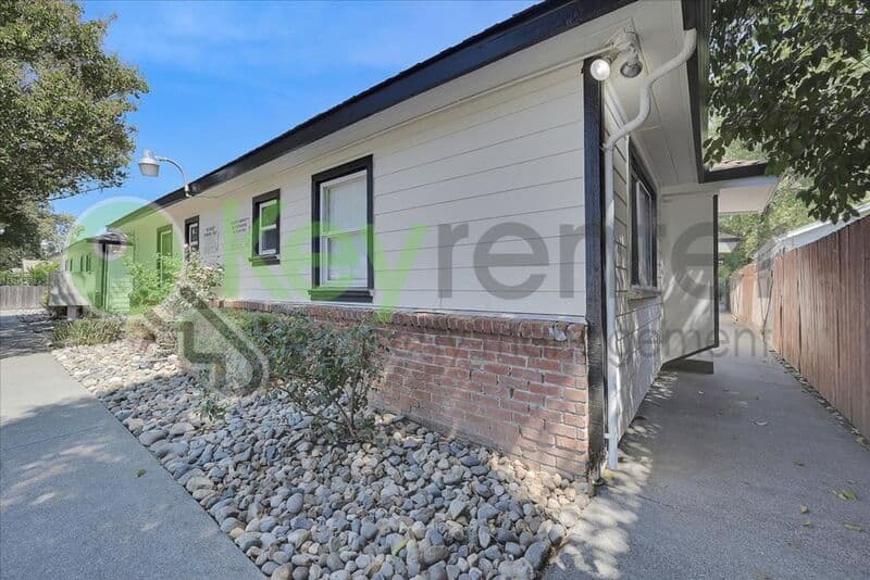 Sacramento House: 1071 Santiago Ave
