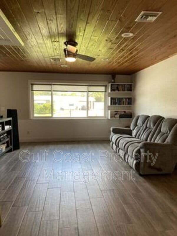 Venice House: 232 Glen Oak Road