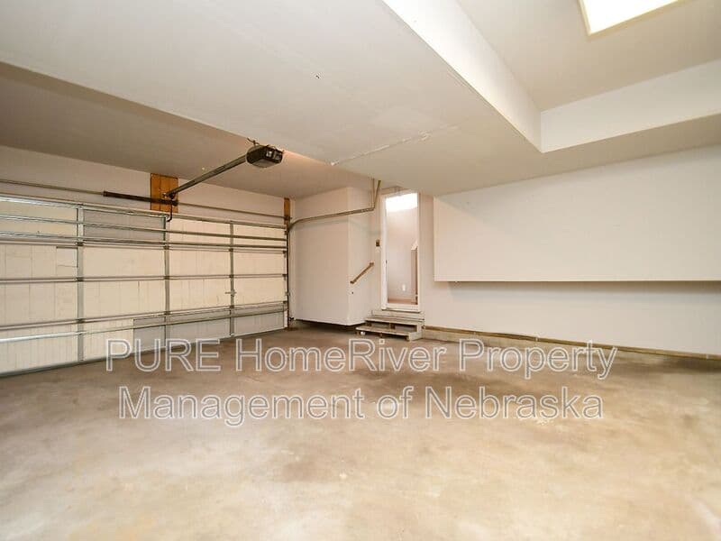 Omaha House: 7460 North 110th Ave