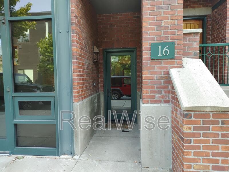 Bend Townhome: 16 SW Wall St