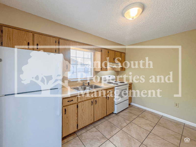 Lakeland House: 5827 Charlton Drive