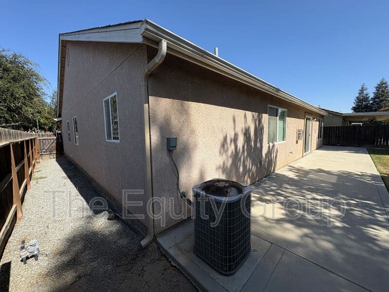 Visalia House: 2967 West Jerome Ave