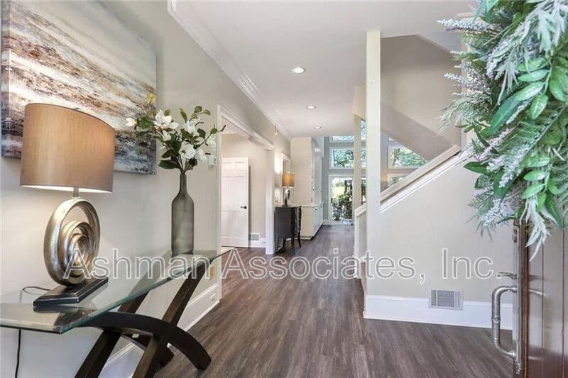 Atlanta House: 930 Manchester Place