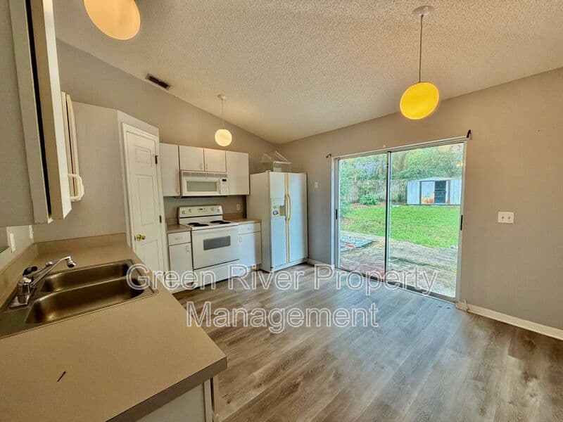 Jacksonville House: 8311 Oak Crossing Drive West