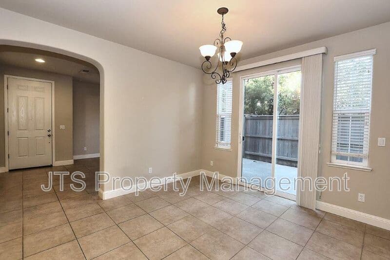 Orangevale House: 9041 Crescenda Lane