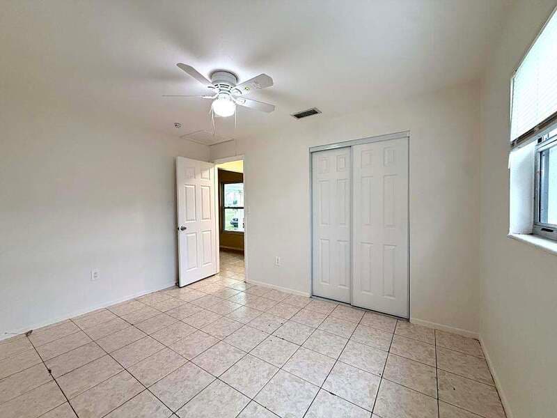 Fort Myers House: 2985 Saint Charles Street