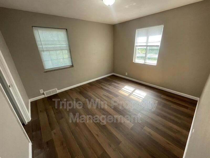 Saint Louis House: 7117 Forest Hill Dr