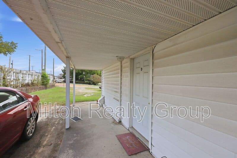 Four Oaks Condo: 101 E. Woodall St.