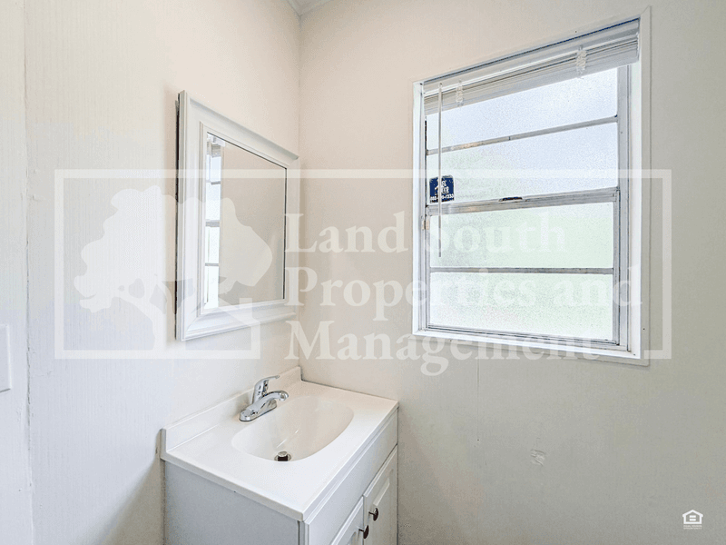 Lakeland House: 2152 Colonial Avenue