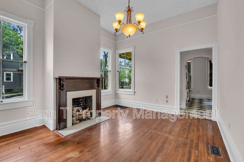 Savannah House: 201 W 37th St