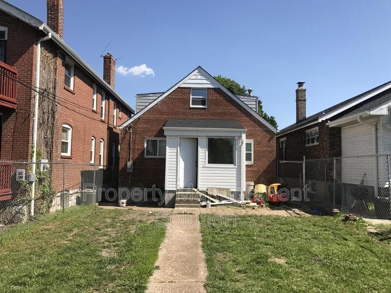 Saint Louis House: 4737 Plover