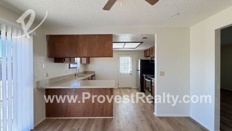Victorville House: 13269 Llano Rd