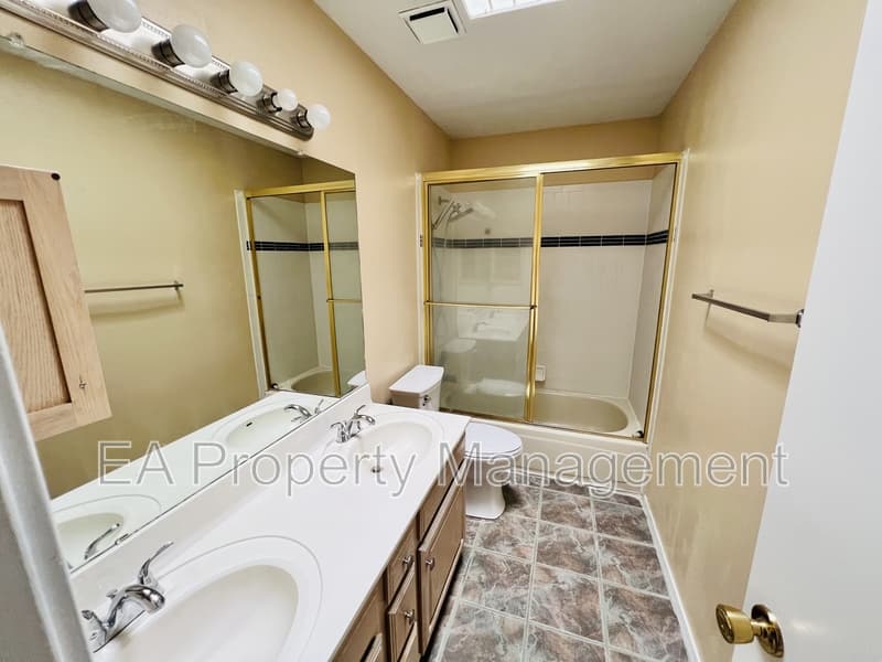 Albuquerque House: 11028 Griffith Park Dr NE