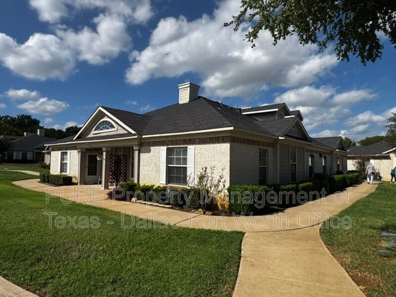 Grapevine Condo: 400 Glade Road