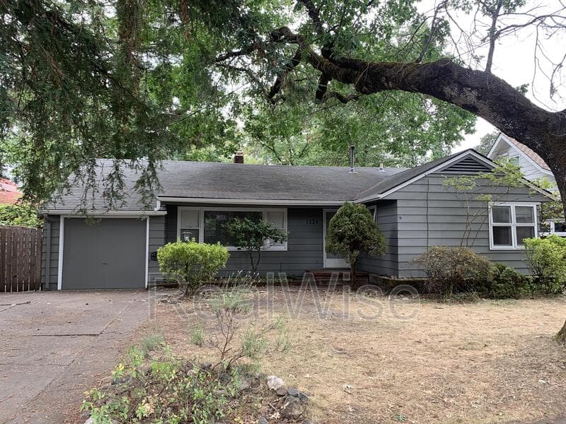 Grants Pass House: 1324 NW Washington Blvd