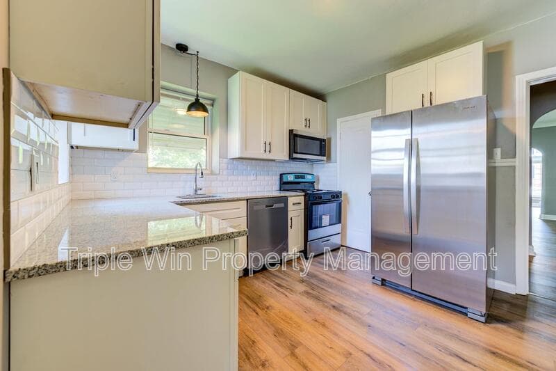 Saint Louis House: 8601 Virgil Ave