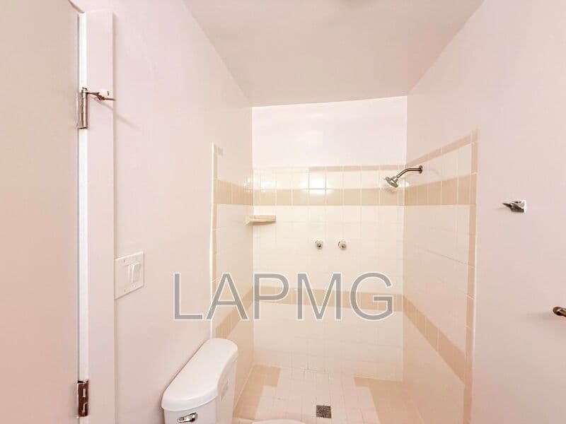 Inglewood House: 853 W Beach Avenue