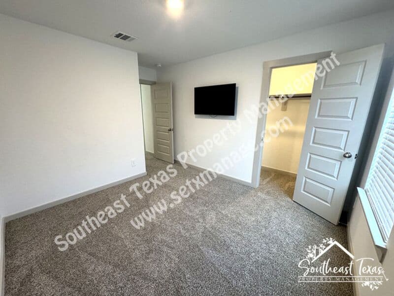 Anahuac House: 111 Lakeway Circle