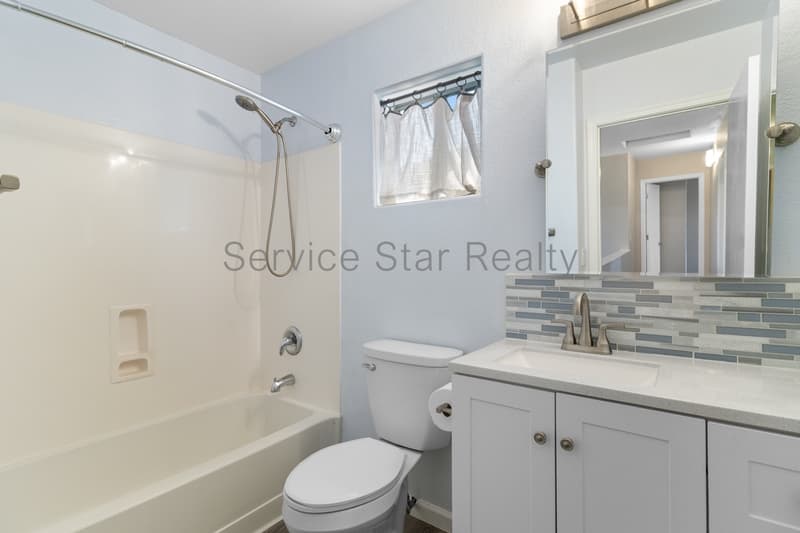 Laveen House: 8514 S 49th Dr