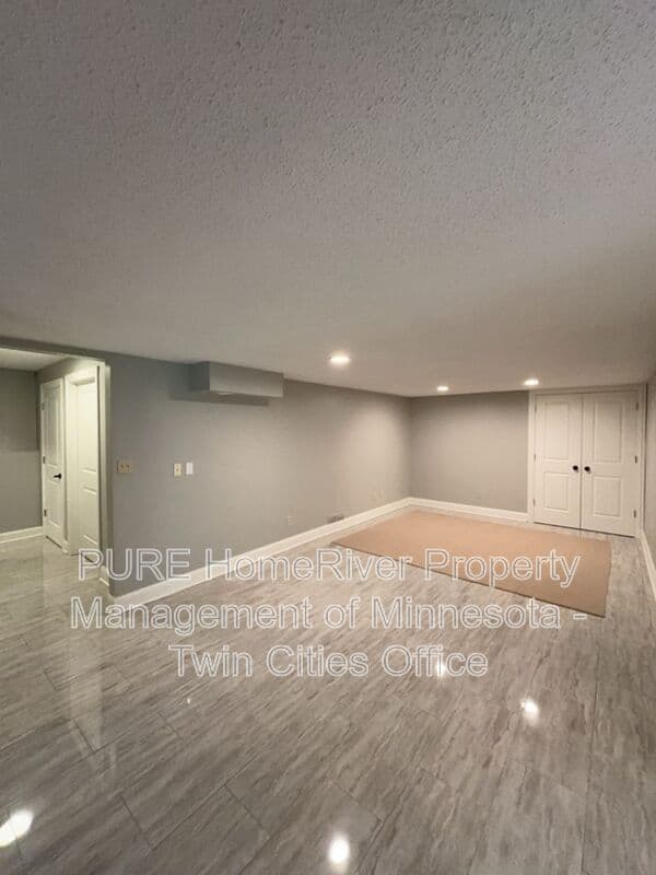 Edina House: 7420 Hyde Park Cir