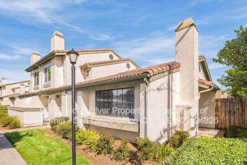 Escondido House: 1007 Howard Ave