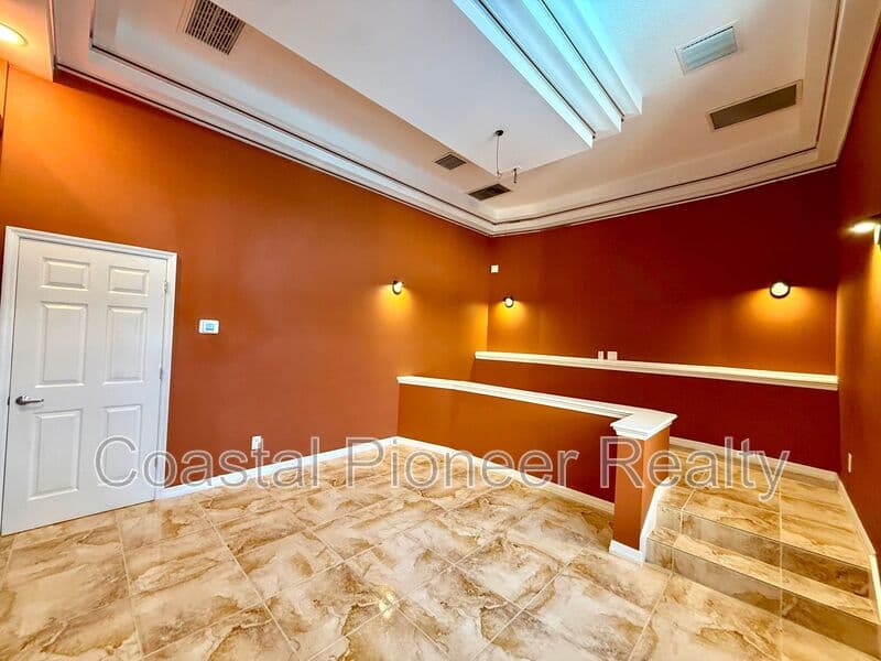 Largo House: 10334 Longwood Dr