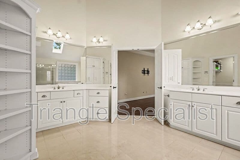 Raleigh House: 6121 Carlyle Drive