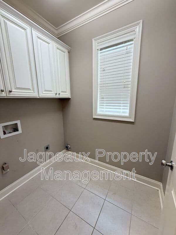 Lafayette House: 108 Shallowford Dr