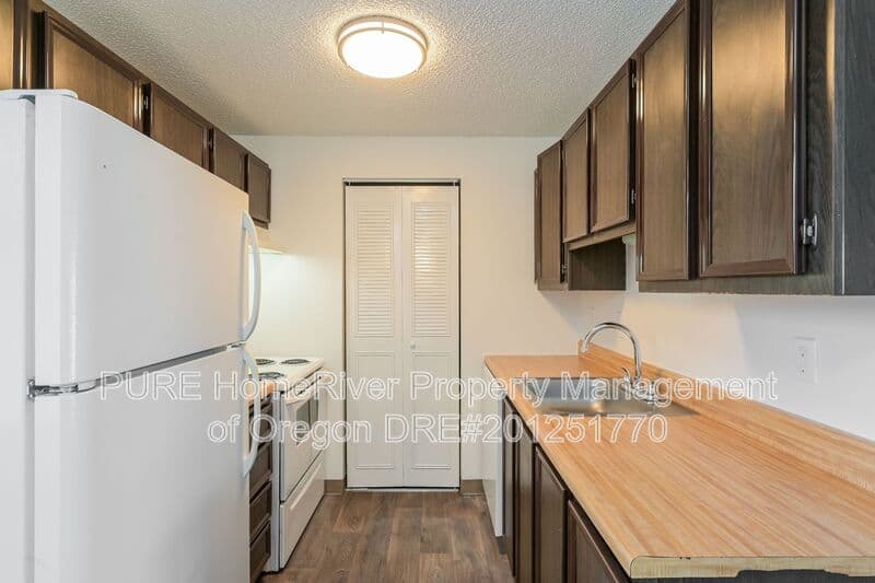 Portland Apartment: 14124-14212 NE Sandy Blvd