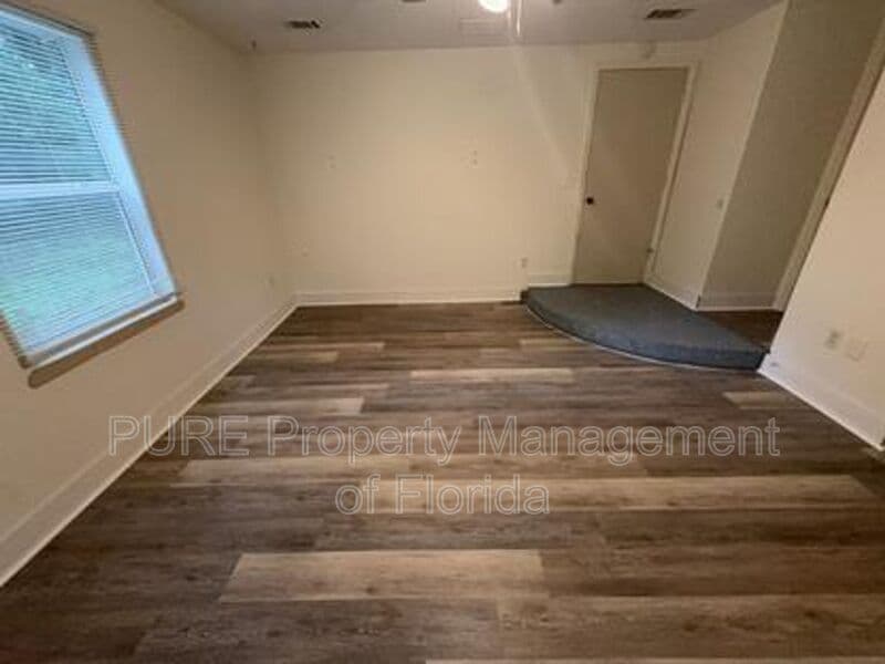 Ocala House: 595 NW 100th St