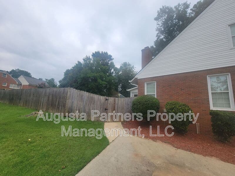 Martinez House: 288 Wakefield Ln S