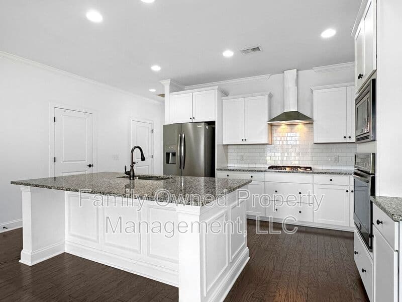 Summerville House: 128 Whaler Ave