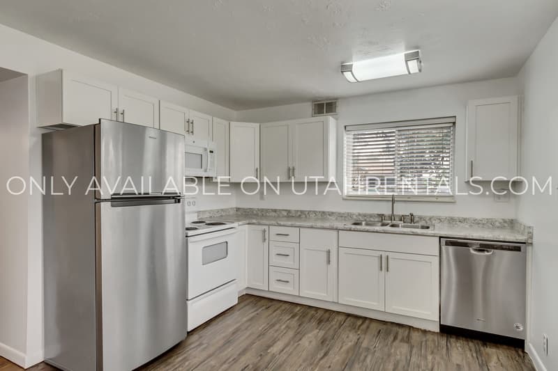 Farmington House: 398 W State St
