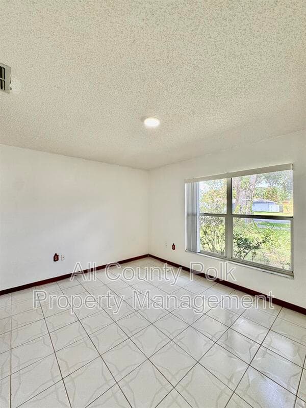Lakeland House: 3919 Lehman Ct