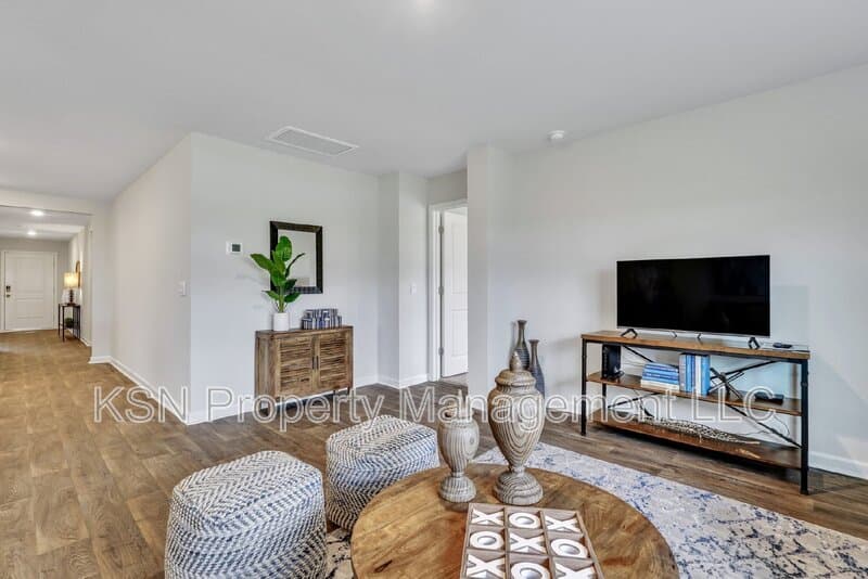 Bloomingdale House: 224 Skylark Rd