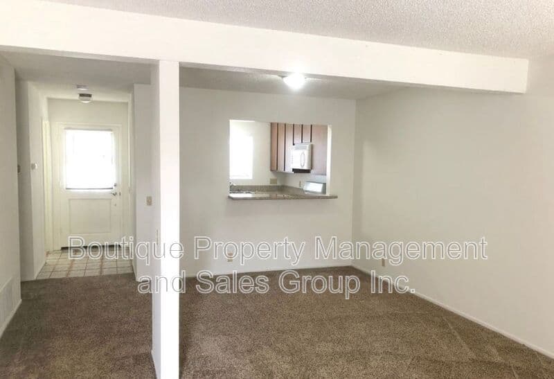 Irvine House: 44 Timber Run