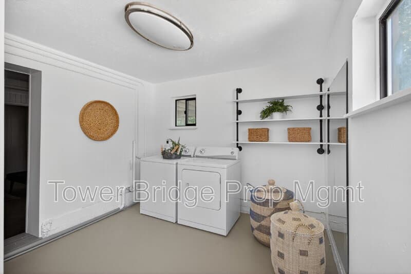 Fair Oaks House: 3937 Orangewood Dr