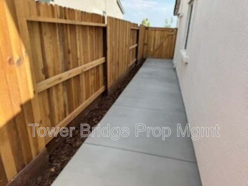 Roseville House: 2033 Blue Star Drive