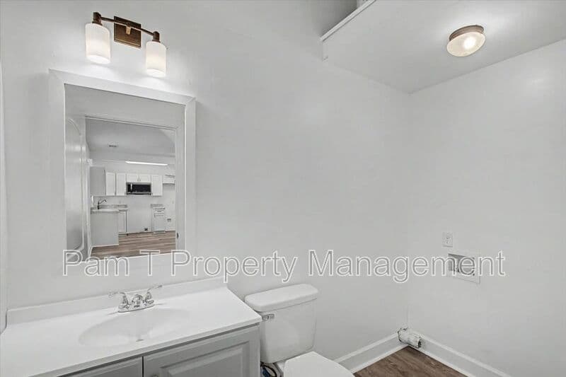 Savannah House: 1200 E 37th St