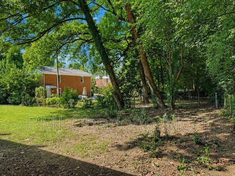 Charlotte House: 318 Barrymore Drive