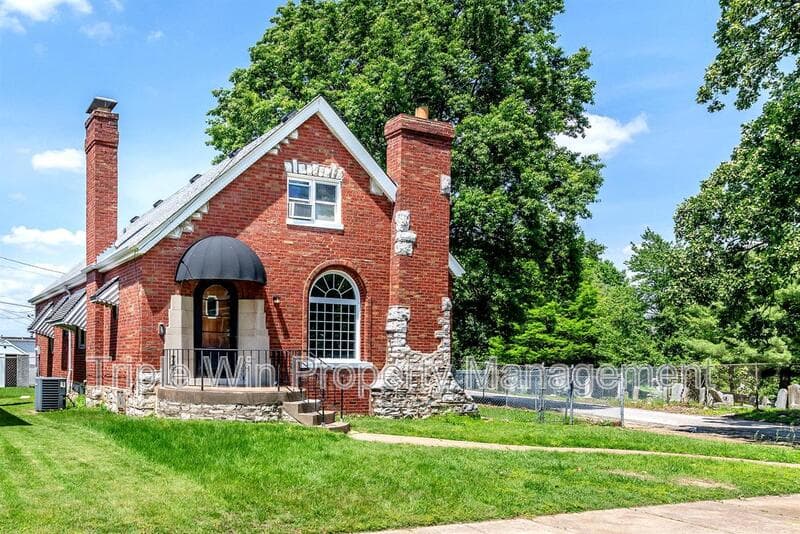 Saint Louis House: 8601 Virgil Ave