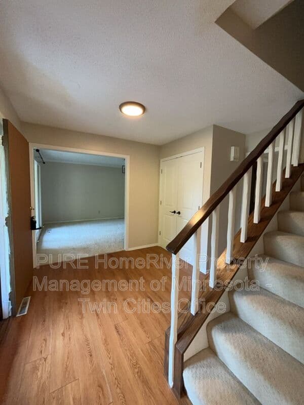 Edina House: 7420 Hyde Park Cir
