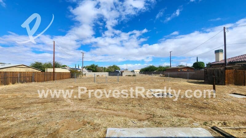 Victorville House: 13269 Llano Rd