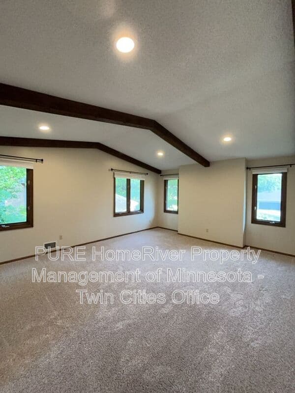 Edina House: 7420 Hyde Park Cir
