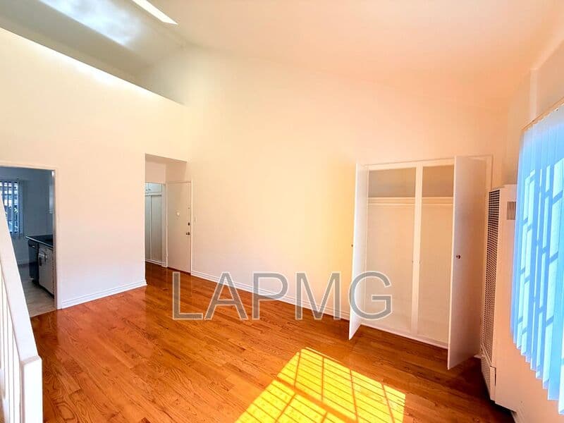 Los Angeles House: 6200-6206 Fountain Avenue