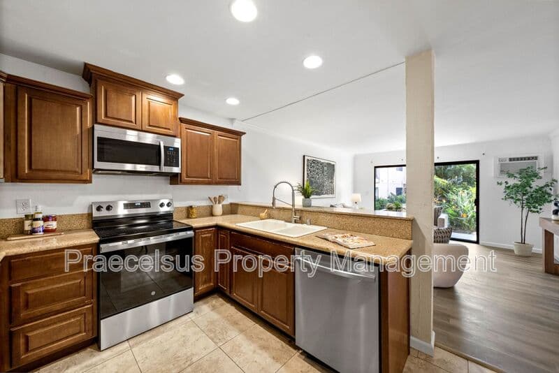 San Diego House: 6780 Friars Rd