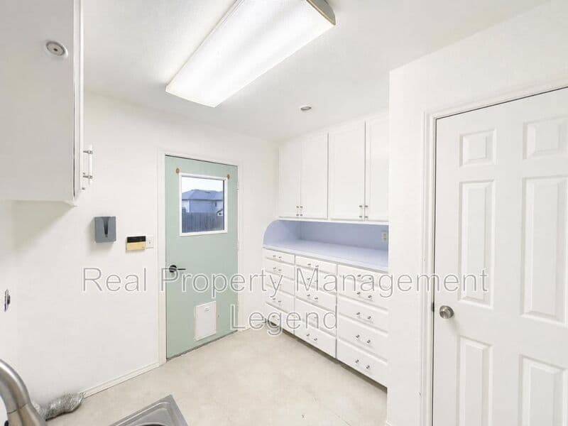 Benbrook House: 70 Legend Road