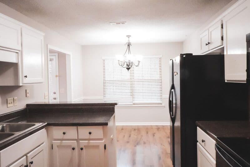 Midway House: 438 Edgewater Dr