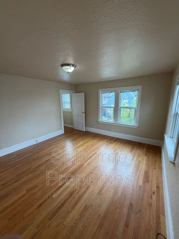 Oakland House: 546 Merrimac St