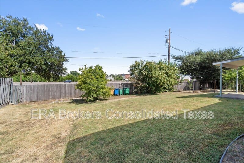 Austin House: 8800 Hazelhurst Dr